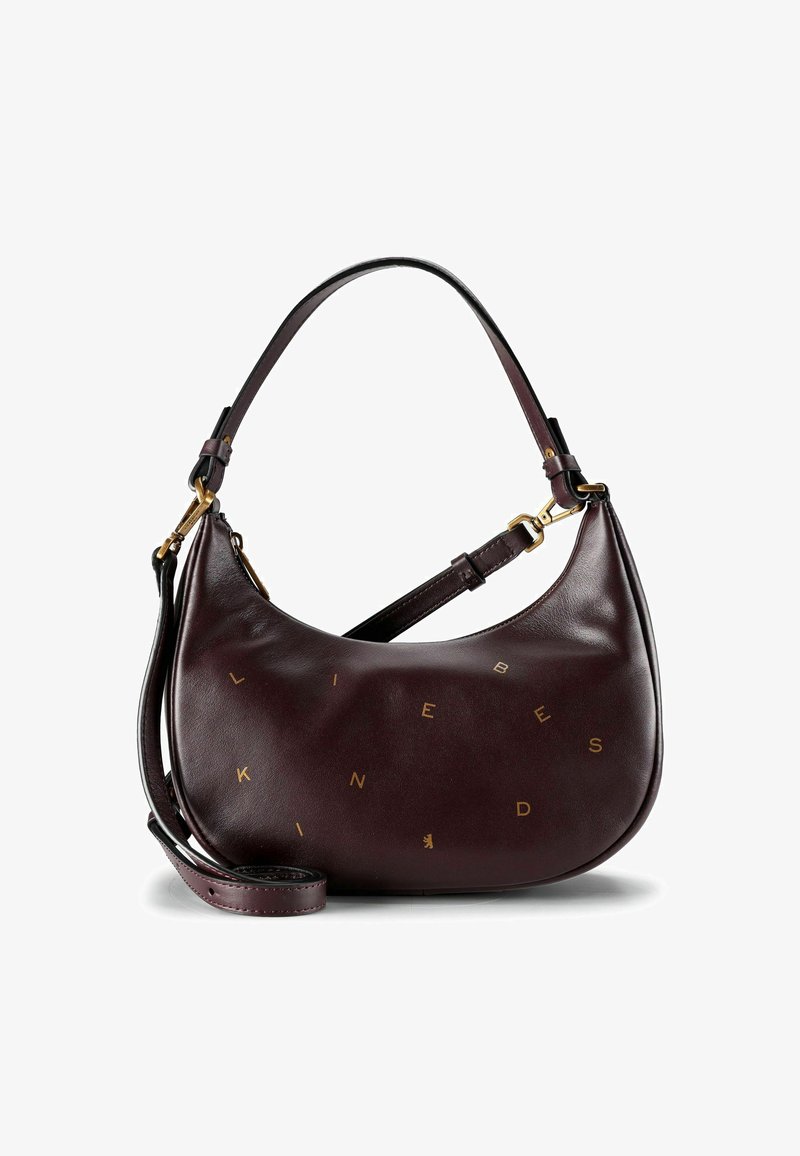Borsa a mano a forma di mezzaluna in pelle marrone scuro con hardware dorato, tracolla regolabile e piccole lettere dorate sparse sulla parte anteriore.
