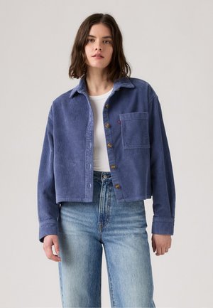 Afgebroken corduroy shirt in diepblauw, met een puntkraag, voorknopsluiting en een borstzak met een klein logo.