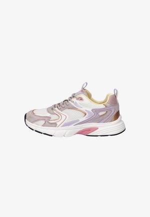 Witte en lichtpaarse sportschoen met roze accenten, mesh bovenwerk, dikke witte zool en trek-lussen op tong en hiel.