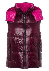 Veste sans manches matelassée bordeaux avec fermeture éclair à l'avant, deux poches latérales zippées, et une capuche rose brillante détachable avec boutons-pression.