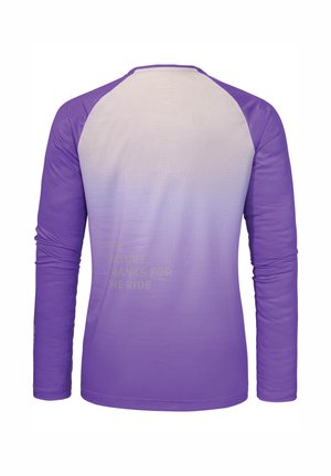 Langärmliges Shirt mit einem Verlaufdesign in Lila und Weiß, strukturiertem Stoff und dem Text "Danke für die Fahrt" auf der Rückseite.