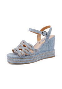 Sandali con zeppa in denim azzurro chiaro con cinturini intrecciati e una fascia larga alla caviglia. Presentano una suola testurizzata con bande metalliche decorative.