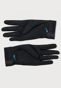Juodos sportinės pirštinės su tekstūruotu paviršiumi, mėlyna Nike logo ir kvėpuojančiais tinkleliais; turi minkštus rankogalius, užtikrinančius tvirtą prigludimą.
