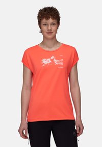 Korallfärgad t-shirt med kort ärm som har ett vitt bergsdesigntryck. Mjuk tyg med avspänd passform och rund halsringning.