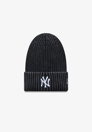 Fekete bordázott kötött sapka hajtott szegéllyel, a frontrészen fehér hímzett New York Yankees logóval. Texturált, elasztikus anyag.