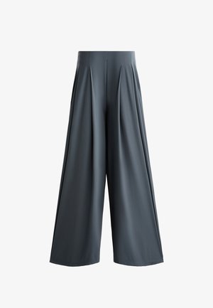 Pantaloni gri cu talie largă și plisuri, confecționați dintr-un material fin. Prezintă o talie înaltă și un design fluid, potrivit pentru diverse ocazii.