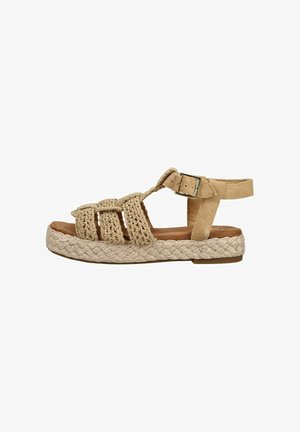 Beige vævet sandal med fletplatformsål, justerbar spænde ved anklen og polstret fodseng, designet til afslappet brug.