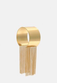 Kultainen metallinen rannerenka, jossa on sileä, kiillotettu pinta; siinä on roikkuvia ketjuja, jotka lisäävät rakennetta ja liikettä.