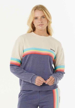 Sudadera con la parte superior en crema y la parte inferior en azul marino, adornada con franjas horizontales de arcoíris y un escote acanalado.