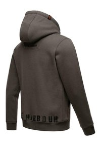 Harmaa huppari, jossa on huppu ja ribbireunat. Tampattuna on musta logo helman kohdalla ja pieni etiketti takaniskassa. Pehmeä rakenne.