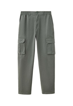 Pantalones cargo verdes con cintura elástica, cierre de botón, dos bolsillos laterales y bolsillos con solapa en cada muslo.