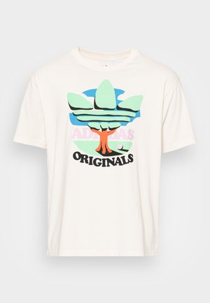 Kremowa bawełniana koszulka z dużym, wielokolorowym motywem graficznym z logo Adidas i motywem drzewa na środku. Krótkie rękawy.