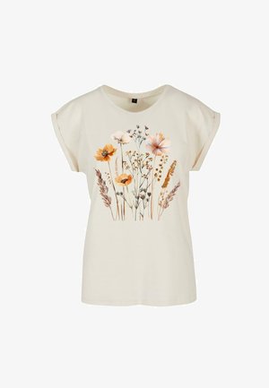 Krémové tričko s prehnutými rukávmi, zdobené kvetinovým motívom v odtieňoch oranžovej, ružovej a hnedej, zobrazujúce divoké kvety a trávy.