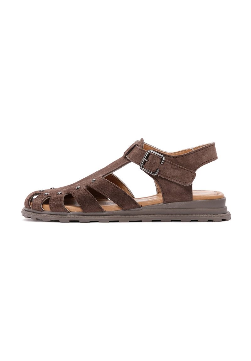 Sandalo in suede marrone con punta aperta, molteplici cinturini, chiusura con fibbia e suola in gomma testurizzata. Presenta piccoli dettagli metallici sui cinturini.