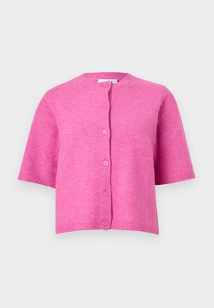 Cardigan à manches courtes, rose vif, boutonné, avec un col rond et des poignets côtelés, présenté sur fond blanc.