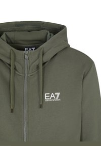 Felpa oliva con zip realizzata in tessuto morbido con finitura testurizzata, con un logo sul lato sinistro del petto e stringhe sul cappuccio.