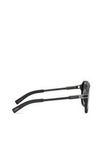 Lunettes de soleil noires Chopard avec monture rectangulaire et branches fines, avec des accents métalliques argentés et une texture en fibre de carbone sur les branches.
