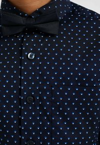 WE Fashion DESSIN EN AFNEEMBARE - Vapaa-ajan kauluspaita - dark blue