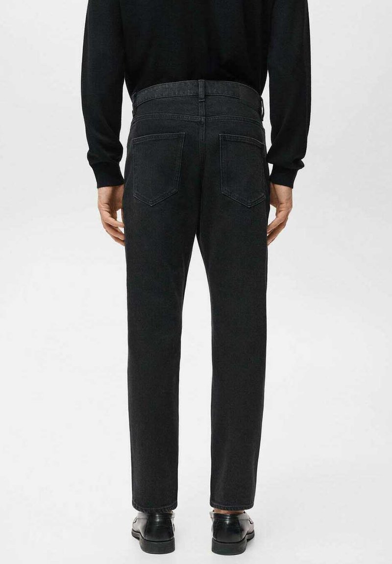 Jean en denim noir coupe droite, design à cinq poches, coutures visibles et ceinture. Le dos présente deux poches plaquées.