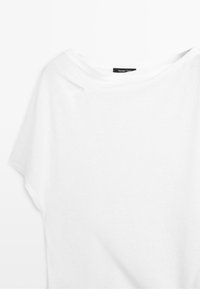 Witte katoenen T-shirt met korte mouwen, een ronde hals en een klein zwart merklabel op de achterkant van de hals.