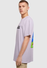 Merchcode BOOK COMIC HEAVY OVERSIZED - Camiseta estampada - lilac