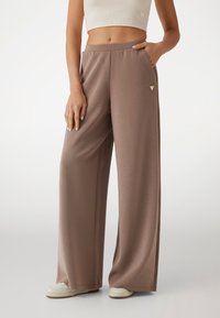 Guess OLYMPE WIDE LEG - Donji dijelovi trenirke - braun