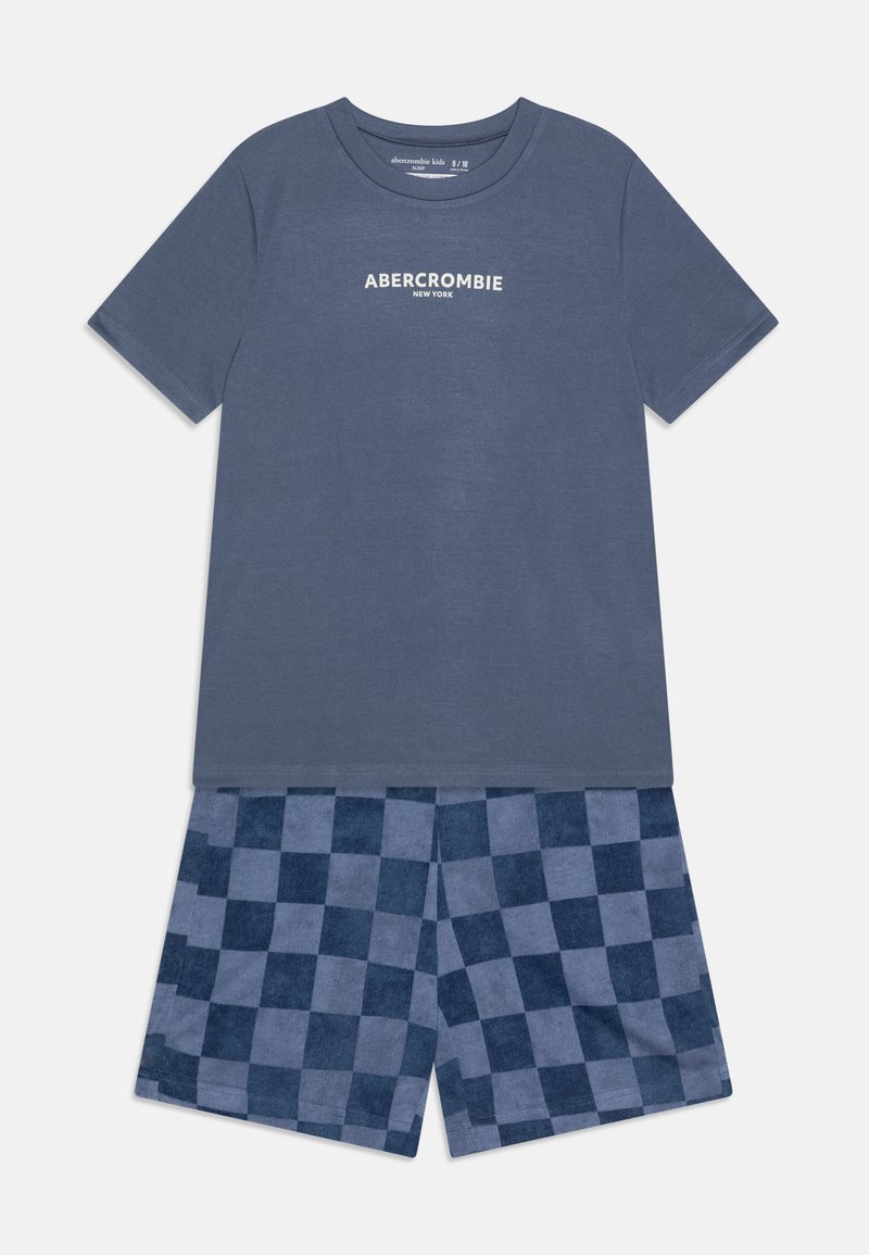 Blaues Baumwoll-T-Shirt mit dem Aufdruck "ABERCROMBIE NEW YORK" in Weiß, kombiniert mit blauen karoförmigen Shorts in verschiedenen Blautönen.