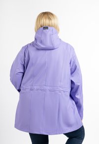 Šviesiai violetinė vandeniui atspari striukė su gaubtu, pasižyminti laisvu siluetu, siūlių detalėmis ir lygiu, blizgiu tekstūros paviršiumi.