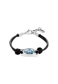 Pulsera de cuero negra que cuenta con una pieza central rectangular de metal plateado con una piedra azul, asegurada con nudos y un cierre de langosta.