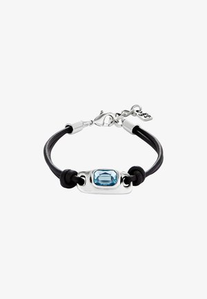 Bracelet en cuir noir avec une pièce centrale rectangulaire en métal argenté ornée d'une pierre précieuse bleue, maintenu par des nœuds et un fermoir à ressort.