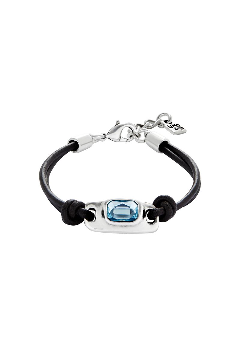 Pulsera de cuero negra que cuenta con una pieza central rectangular de metal plateado con una piedra azul, asegurada con nudos y un cierre de langosta.