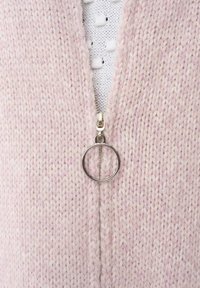 Sweter dziergany w delikatnym różu z srebrnym suwakiem i okrągłym uchwytem, z fakturowanym wykończeniem i starannym haftem.