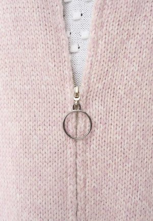 Gebreide cardigan in zachtroze met een zilveren rits en een ronde trekker, die een gestructureerde afwerking en verfijnde steekdetails laat zien.