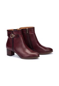 Botas de cuero burdeos hasta el tobillo con cierre de cremallera, punta redonda y un tacón de bloque texturizado, que cuenta con una cinta decorativa con un acento dorado.