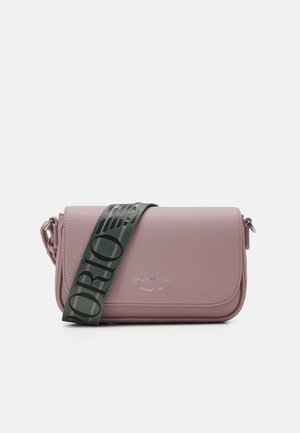 Sac bandoulière texturé rose avec rabat, doté d'une sangle verte avec des lettres noires et un détail logo en argent.