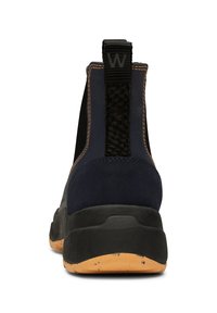 Botas de tobillo negras y marinas con una suela de goma texturizada, que presentan una pestaña de tirón trenzada y costuras en naranja contrastante sobre un acabado liso.