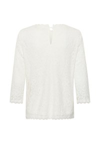 Hvid bluse i blonder med trekvartærmer, V-udskæring bagtil med knaplukning, bølgede kanter og blomster mønster over det hele.