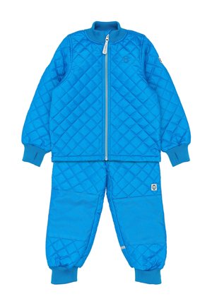 Mėlynas dygsniuoto audinio švarkas ir kelnės komplektas su užtrauktuku priekyje, gofruotomis rankogaliais ir logotipu, viskas ryškiai mėlynos spalvos.