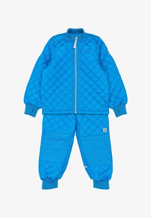 Set albastru de jachetă matlasată și pantaloni, cu fermoar în față, manșete striate și etichetă cu logo, toate în nuanțe luminoase de albastru asortate.