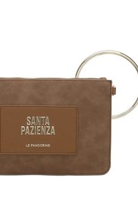 Pochette marrone in finta camoscio con elemento decorativo circolare in argento e logo del marchio in rilievo su una patch in pelle marrone. Chiusura con cerniera.