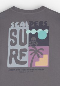 Graues Baumwoll-T-Shirt mit bunten abstrakten grafischen Elementen, darunter Text, eine Palme, ein Totenkopf-Symbol und geometrische Muster.