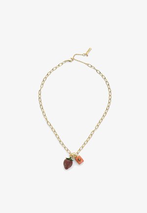 Gouden ketting met een rode rhinestone aardbeienbedel en een kleine rechthoekige hanger die lijkt op koraal met een gouden detail.