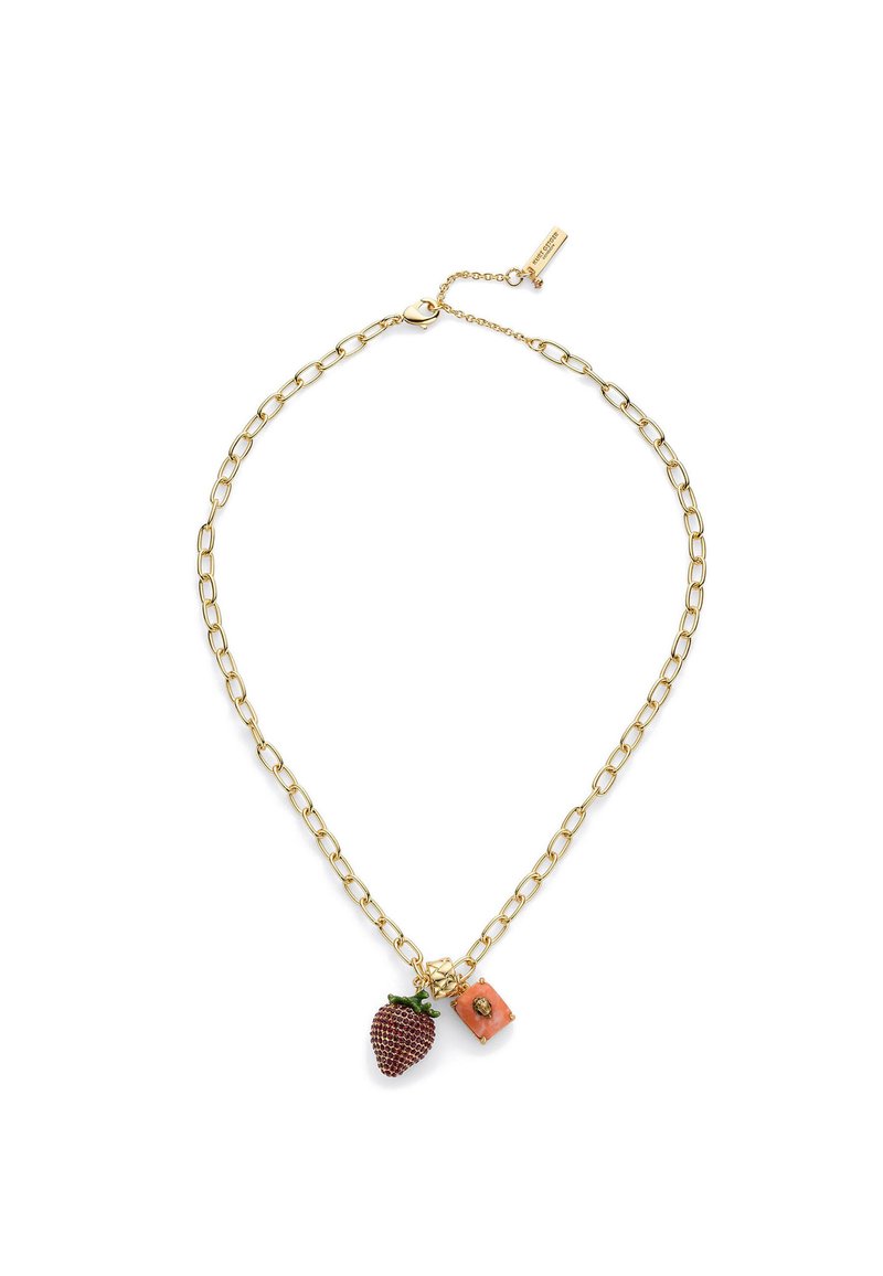 Złoty naszyjnik łańcuszkowy z czerwonym brylantowym urokiem w kształcie truskawki oraz małym prostokątnym zawieszeniem przypominającym koral, z złotym detalem.