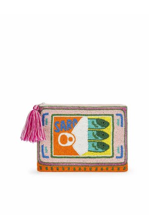Clutch met kralenontwerp dat lijkt op een kleurrijk sardineblikje en een roze tasselrits op witte achtergrond.