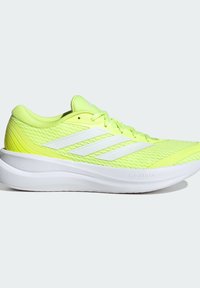 Chaussure de course jaune-vert avec semelle blanche et trois bandes blanches sur le côté, dotée d’une semelle intermédiaire Cloudfoam amortie pour le soutien.