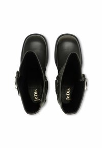 Fekete bőrből készült bokacsizmák sima felülettel, oldalsó csattokkal és texturált belső béléssel, felülről nézve.