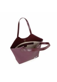 Bordeaux læder tote taske med glat tekstur, åbent top, to skulderstropper og en intern lynlåslomme mod en beige foring.