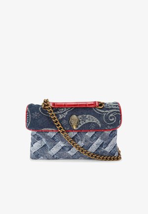 Jeans Tasche mit blau-weißer Webmuster, roten Lederbesätzen, goldener Kettenriemen und einem dekorativen metallischen Verschluss mit einem aufwendigen Design.