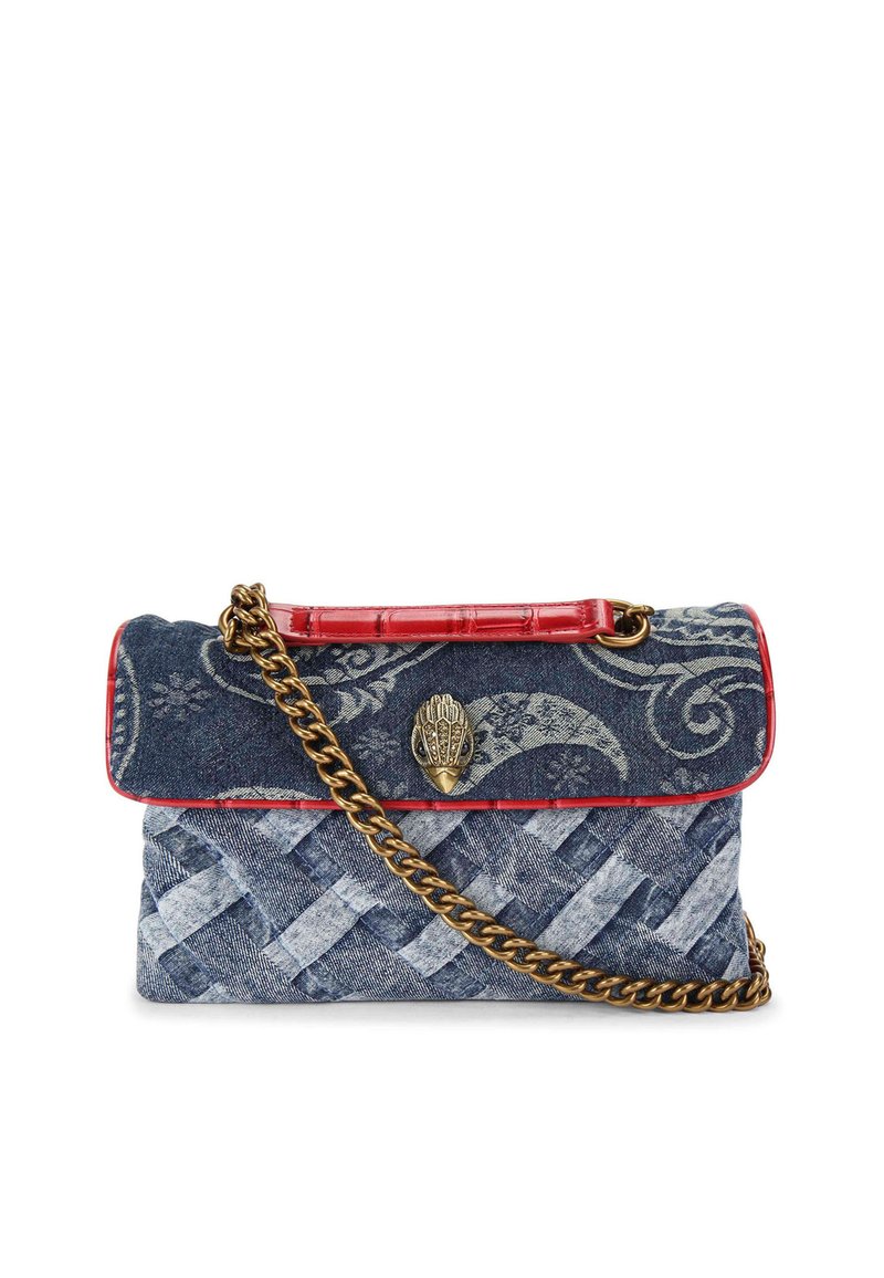 Borsa in denim con motivo intrecciato blu e bianco, rifiniture in pelle rossa, tracolla in catena d'oro e un classico fermaglio decorativo in metallo con un design intricato.