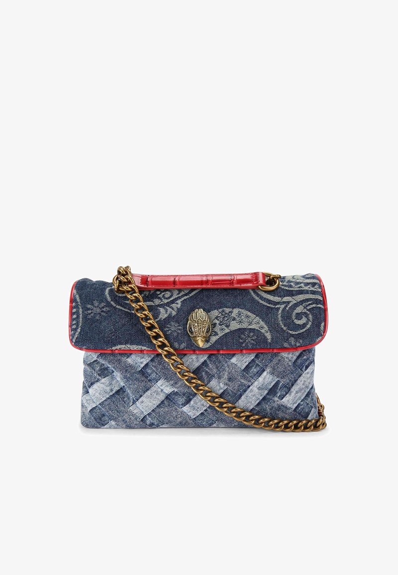 Borsa in denim con motivo intrecciato blu e bianco, rifiniture in pelle rossa, tracolla in catena d'oro e un classico fermaglio decorativo in metallo con un design intricato.